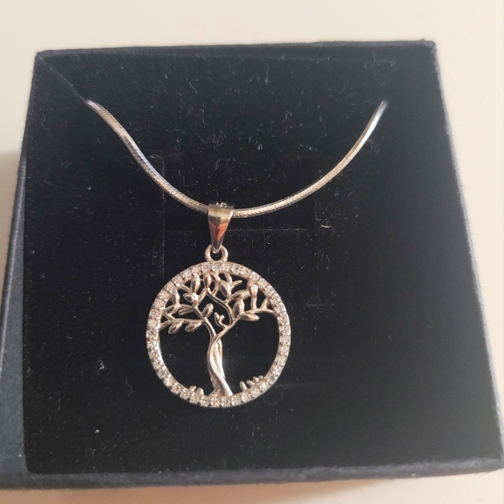 Sterling silver necklace with pendant